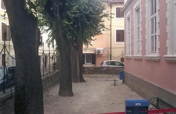 Tornada, ki sta prejšnji teden  divjala po izolskih ulicah, nista prizanesla niti stavbi nekdanje OŠ z italijanskim učnim jezikom na Gregorčičevi 21