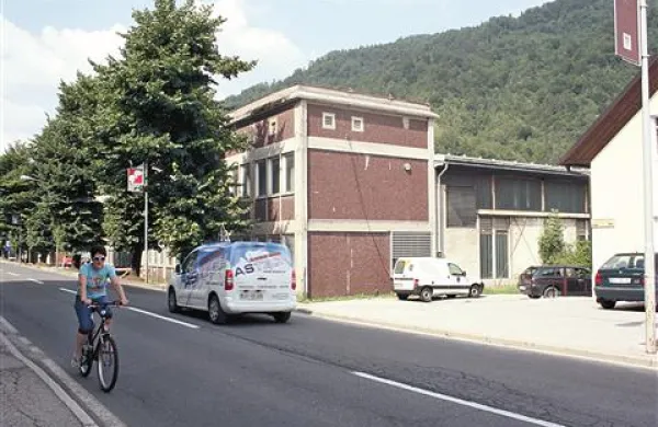    Mimo opuščenih Hidriinih objektov bo vodovod vgrajen v regionalno cesto
