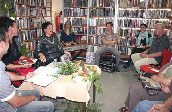 Alavka Cetin Čufar (tretja z leve) je ogrela obiskovalce z brkinskimi zgodbami
