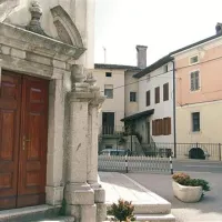 Marij Kogoj je skupaj s sestro Ano živel v reji pri vdovi Ani Perkon nasproti kanalske cerkve (bela hiša z rjavimi polkni), na cerkveni kor je  hodil igrati na orgle 
