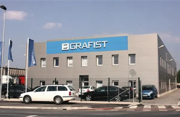 Grafist toži Luko Koper in od nje zahteva 180.000 evrov. Toliko je  leta 2009 odštel za  kazen  zaradi črne gradnje na svoji parceli na Srminu, ki jo je pred leti  dal Luki v najem, da je tam  skladiščila  avtomobile.