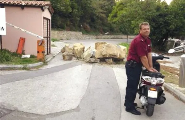 Dogajanje v Fiesi so si v torek zvečer, ko so bile skale še na dovozni poti proti hotelu, ogledali tudi piranski redarji 