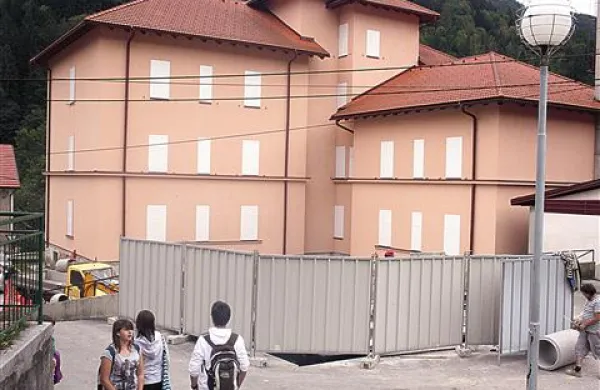 Dolgotrajna kalvarija delno obnovljene samevajoče stavbe sredi Cerknega se utegne končati