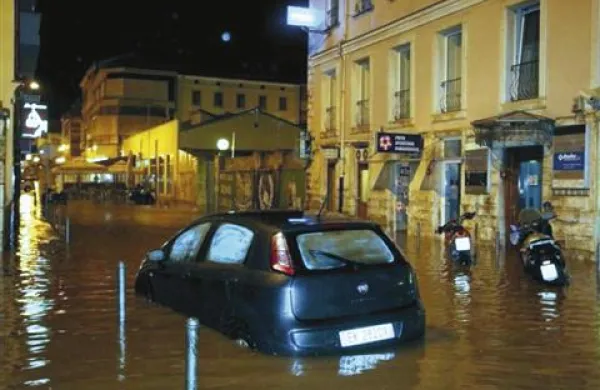 Neurje z dežjem je v sredo zvečer povzročilo prometni kaos v Pulju, potem ko je naliv poplavil mnoge ceste in poslopja v središču mesta