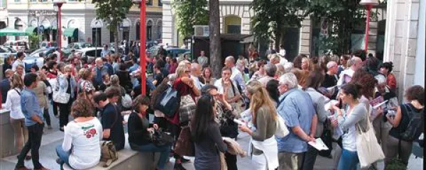 Najzvestejši oboževalci so se pred gledališčem začeli zbirati že več ur pred začetkom predavanja 