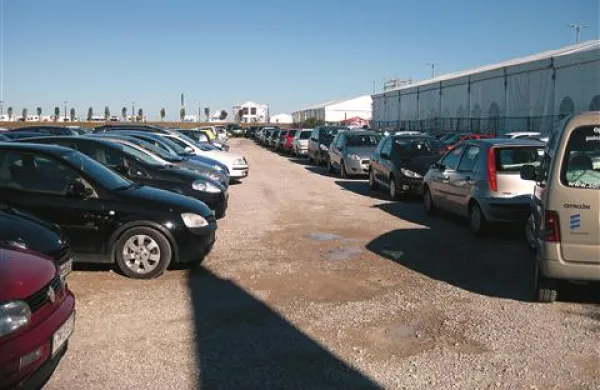 Na brezplačnem parkirišču na makadamu za koprsko tržnico dopoldne ni mogoče najti prostega mesta