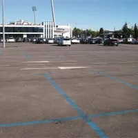 Parkirišče pri stadionu, na katerem lahko parkirajo lastniki mesečnih abonmajev, je bilo včeraj skoraj povsem prazno
