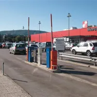 V času zapore parkirišča za tržnico so zapornice dvignila nekatera parkirišča nakupovalnih središč, tudi pri Mercatorju II za Ogrlico