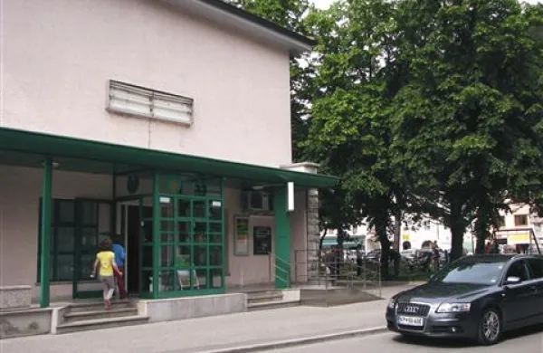 Za nakup 57-odstotnega deleža v Hranilnici in posojilnici Vipava se zanimata dva ponudnika, občina Vipava in Deželna banka Slovenije