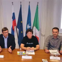 Goran Sambt (desno, ob njem Zdenka Ponomarenko in župan Igor Kolenc) je opozoril, da je Kolesarsko društvo Raketa junija v 10.000 izvodih izdalo Obalno kolesarko karto, ki je  hitro  pošla   