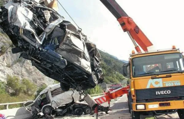 V Italiji, na avtocesti nedaleč od Trbiža, se je  ob 6. uri  zgodila huda prometna nesreča, v kateri so umrle štiri osebe, šest pa je bilo huje poškodovanih