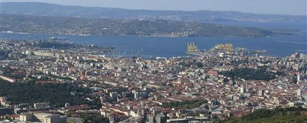 Pogled na prebujajoči se Trst