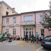 Prvi stolček Kosovelove knjižnice v Sežani še vedno čaka na nekoga, ki bo na njem sedel cel, petletni mandat  