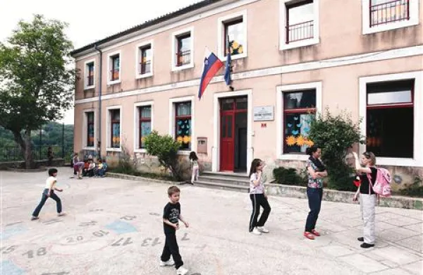 Stavbo, v kateri domuje podružnica v Sv. Antonu, so zgradili leta 1899, zato so tamkajšnji prostori dokaj nefunkcionalni za šolski pouk 