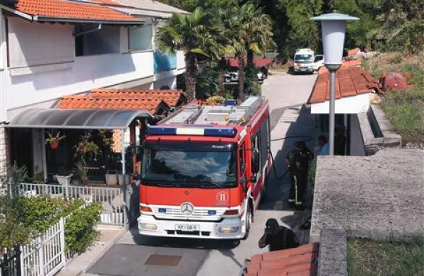 Kmalu za cisterno s kurilnim oljem so na Kajuhovo ulico v Luciji prihiteli tudi gasilci