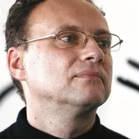 Igor Kršinar, ZNP: “Mislim, da je ta predlog katastrofalen. Od vlade zato pričakujemo, da ga ne bo sprejela, saj bi v nasprotnem primeru polovica tiskanih medijev lahko kar zaprla svoja vrata, novinarje pa poslala na zavod.”
