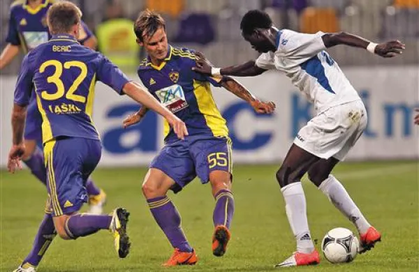 Welle N'Diaye (na fotografiji v belem dresu) se ni mogel upirati mariborskim naletom