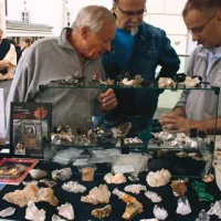 V svet idrijskih in drugih  mineralov je obiskovalce popeljal dr. Aleksander Rečnik (desno) 