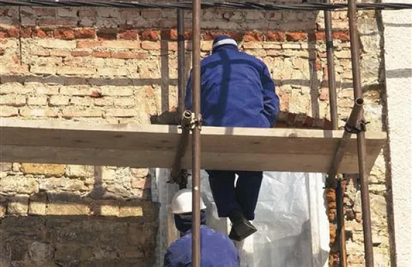 Sodnica je gradbinca oprostila obtožbe, da je naklepno uporabil ponarejeno pogodbo (fotografija je simbolična)