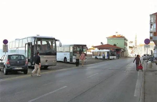 Za starejše Pirančane je glavna avtobusna postaja predaleč, za pot v Lucijo morajo zamenjati dva avtobusa