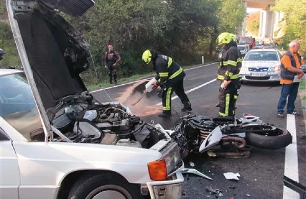 Voznik avtomobila je motoristu presekal pot