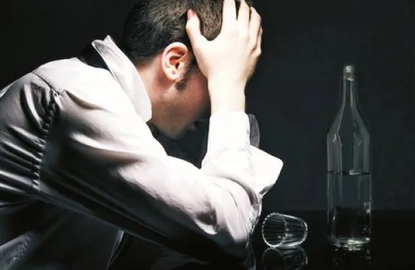 Kronični alkoholiki pijejo v družbi in doma, običajno si ne priznajo, da so od njega odvisni, precenjujejo svoje sposobnosti in pijani sedajo tudi za volan    