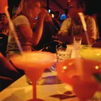 Med najstniki se na žurih pojavlja nova droga kokaetilen - kombinacija alkohola in kokaina, ki je lahko celo smrtonosna  