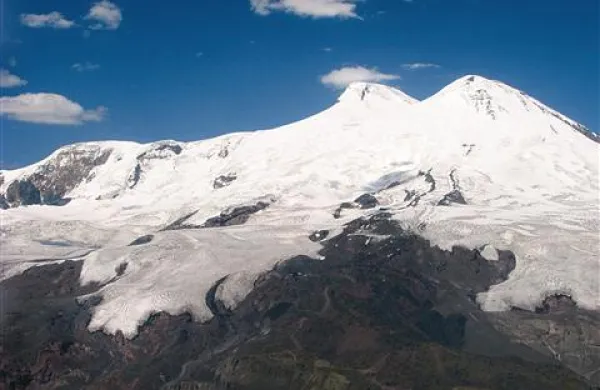 Elbrus z velikim ledenikom (v ozadju desno)