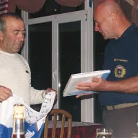 Vodja primorskih gornikov Drago Kosmač (desno ) je predsedniku Planinske zveze Kabardino  Balkarije  Abdulhahimu Elmezovu izročil knjigo Slovensko planinstvo