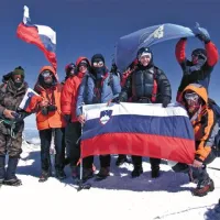 Primorski in ruski planinski vodniki so na 5642 metrov visokem Elbrusu razvili zastavo Slovenije, PZS in  ruskega ministrstva za zunanje zadeve
