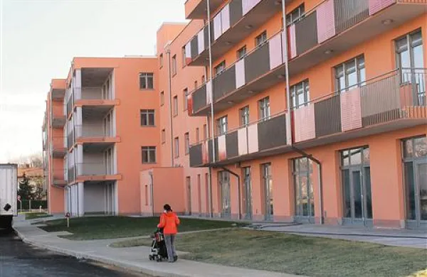 V Šempetru se še niso odločili, ali bodo s 4,6 milijona evrov kredita kupili del socialnega centra. V igri za najem pa sta poleg doma upokojencev še italijanski ponudnik in VDC. 