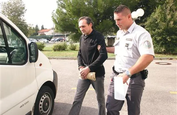 Danuta Calmuca so včeraj po izrečeni sodbi odpeljali nazaj v zapor