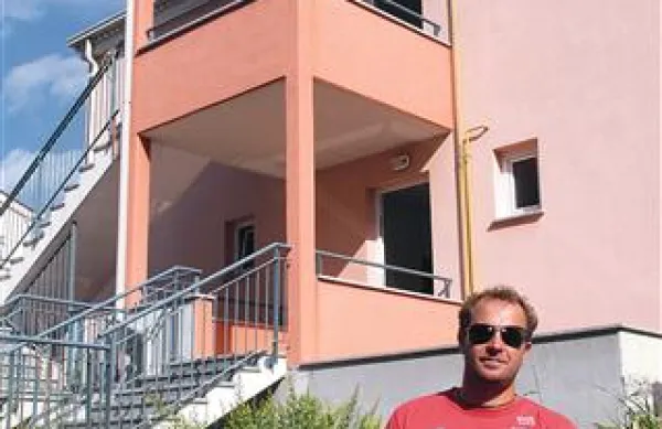 Gašper Vinčec pred eno od “študentskih” vil