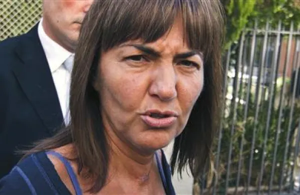 Predsednica deželnega parlamenta v italijanskem Laciju Renata Polverini, ki velja za tesno sodelavko nekdanjega premierja Silvia Berlusconija, je v ponedeljek zvečer po večdnevnem premisleku sporočila, da odstopa s položaja