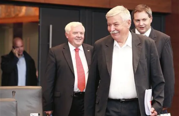 Mirko Brulc (tretji z desne) se zaman zavzema za oprostitev davka ribičem, ki ne bodo več lovili