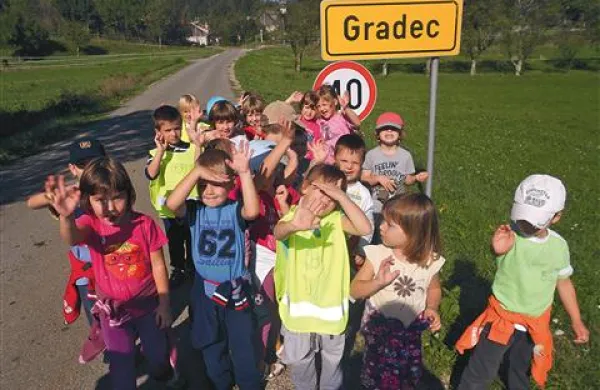 Otroci  iz skupin Mehurčki in  Mucevrtca, ki obiskujejo vrtec Pivka, so se odpravili na orientacijski pohod do bližnje vasi Gradec