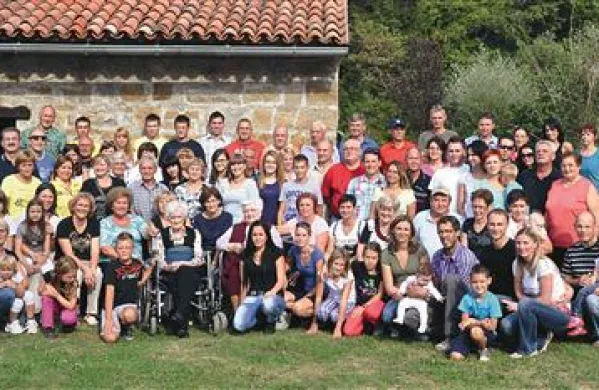 V začetku septembra so se pri Novakovem mlinu pri Topolcu zbrali sorodniki, ki izhajajo iz rodbine Škrab, po domače Valinovi