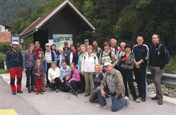 Društvo Baška dediščina na pohodu po Bevkovi poti  iz Hudajužne v Zakojco