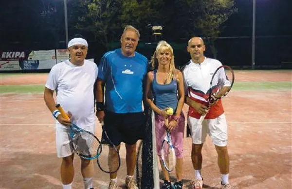 Marko Tkalec  je z nekdaj odlično atletinjo Jolando Čeplak Batagelj premagal dvojec Veljko Blažič - Bogdan Žvokelj 