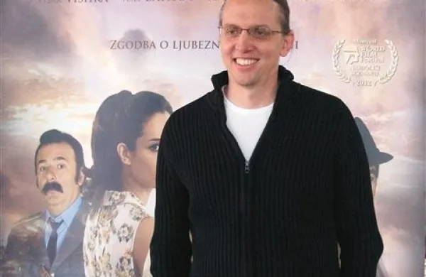 Marko Naberšnik: “Šanghaj je že tako neoprijemljiv pojem, kajti pravo mesto s tem imenom je nekje daleč, poleg tega je vas nelegalna gradnja in to v Jugoslaviji, ki tudi ne obstaja več … Ja, to je pravljica o ljubezni in družini.” 