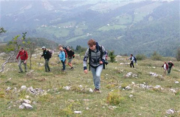 V soboto so poleg domačinov na pohodu proti Mrzlemu vrhu grizli kolena tudi Rusi,  Novozelandci in Italijani 