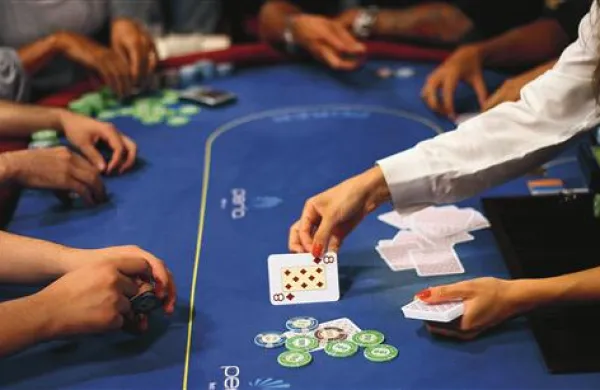 Ob obeh spornih dobitkih sta krupje Alessio C. in gost Giuseppe S. igrala poker sama