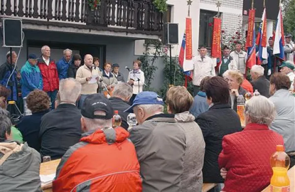  V Idrijskih Krnicah so odkrili  ploščo v spomin svojima prvima padlima partizanoma, Jožefu Kacinu in Edvardu Vončini