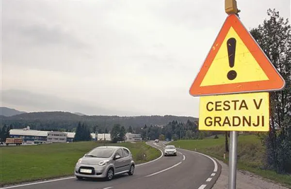 Čeprav se letos na četrti osi bolj malo dogaja, prometni znaki “za vsak slučaj” tudi na boljših odsekih opozarjajo, da je cesta v “večni” gradnji