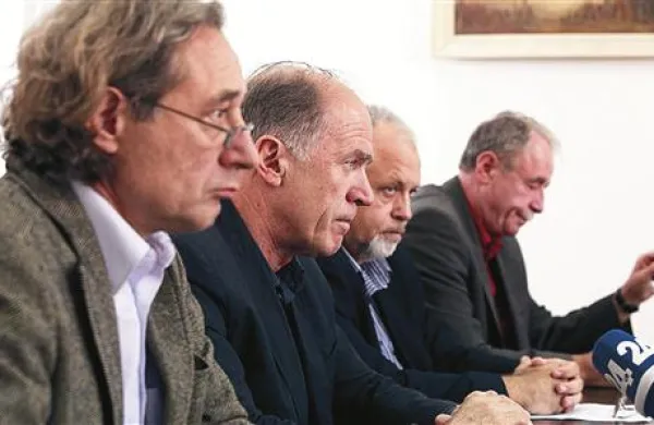 Sindikalni voditelji premierja opozarjajo, da napovedana odpuščanja javnih uslužbencev krizo le poglabljajo