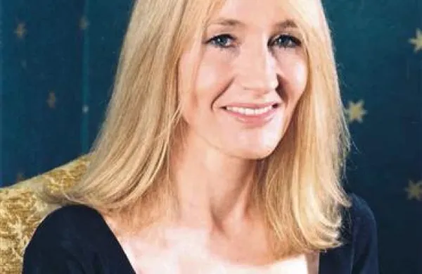 Prvi roman za odrasle britanske pisateljice J. K. Rowling z naslovom The Casual Vacancy danes prihaja na prodajne police v Veliki Britaniji