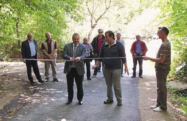 Trak nad novim asfaltom je  prerezal bistriški župan Emil Rojc, ob njem je predsednik RD Bistrica Miran Kožman