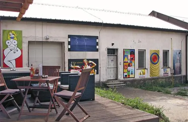 Občina bi ob Hiši mladih uredila prostore za trženje pridelkov in izdelkov Vipavske doline in je gluha za pobude mladih 