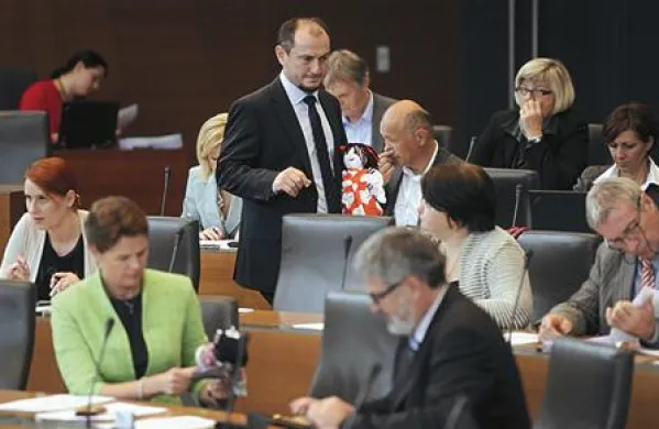 Seja državnega zbora, na kateri so obravnavali ustanovitev slovenskega državnega holdinga 