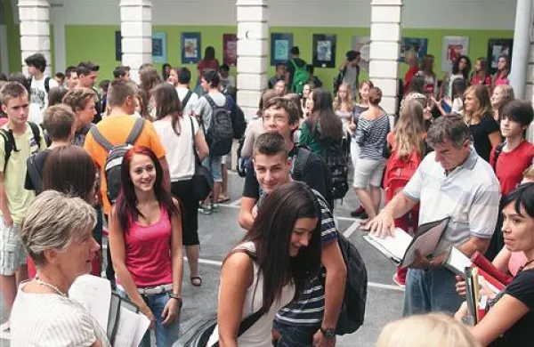 Zavod za zdravstveno zavarovanje Slovenije dijake in študente med 18. in 26. letom poziva, naj si pravočasno uredijo obvezno zdravstveno zavarovanje